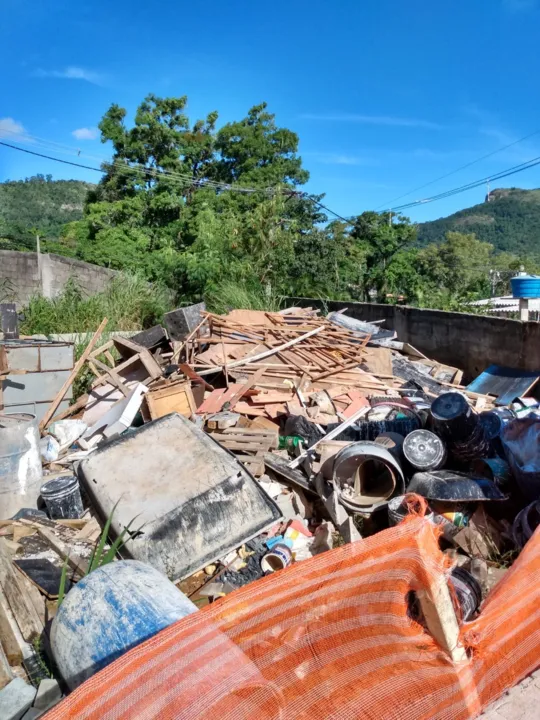 Obras estão inacabadas e moradores não receberam as chaves