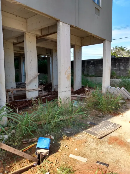 Obras estão inacabadas e moradores não receberam as chaves