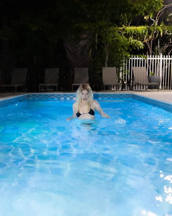 Cantora sensualizou em uma piscina