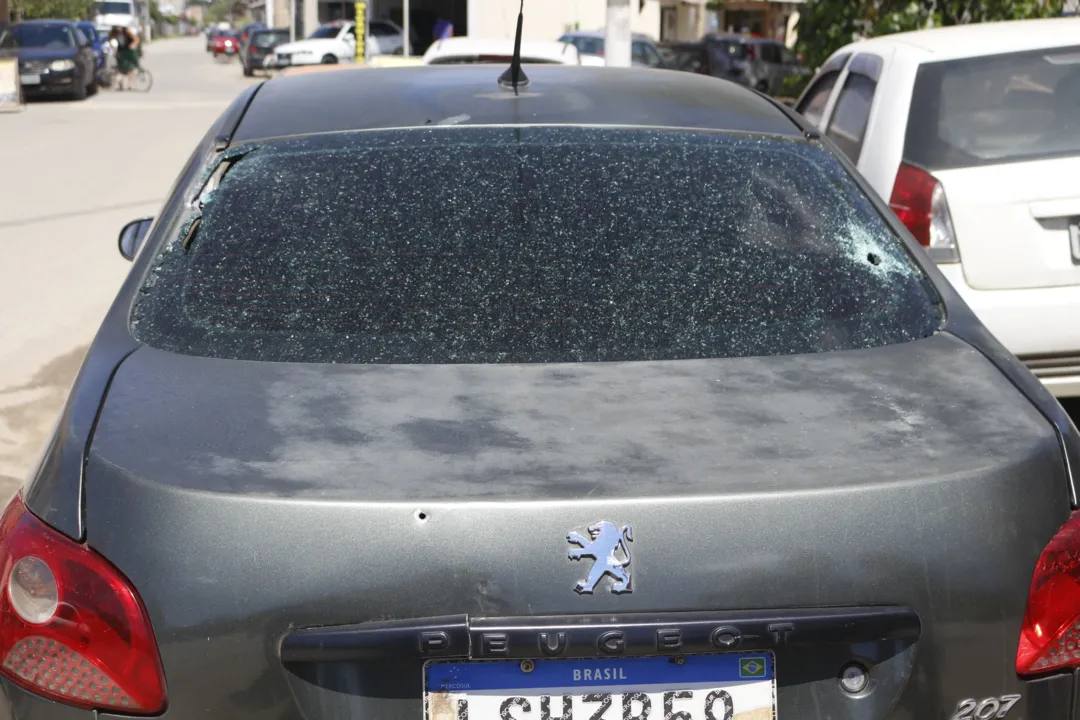 Veículo foi atingido por pelo menos três tiros