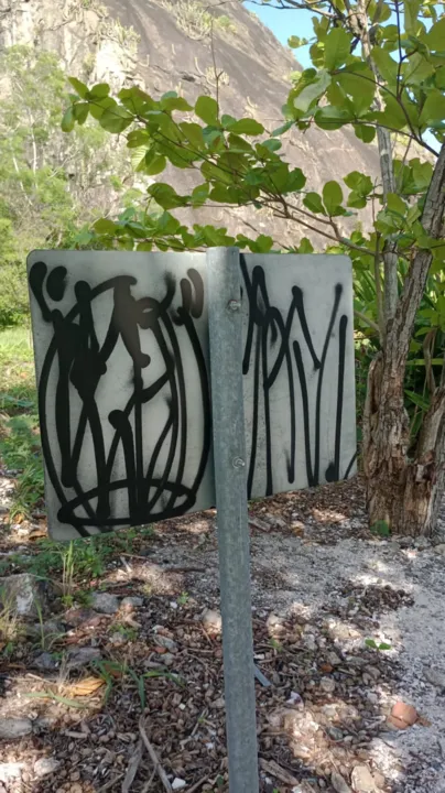 Parque municipal é vandalizado com pichações em Niterói