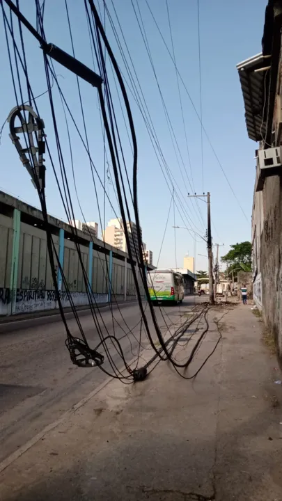 Poste pega fogo e moradores ficam sem luz na Zona Norte do Rio