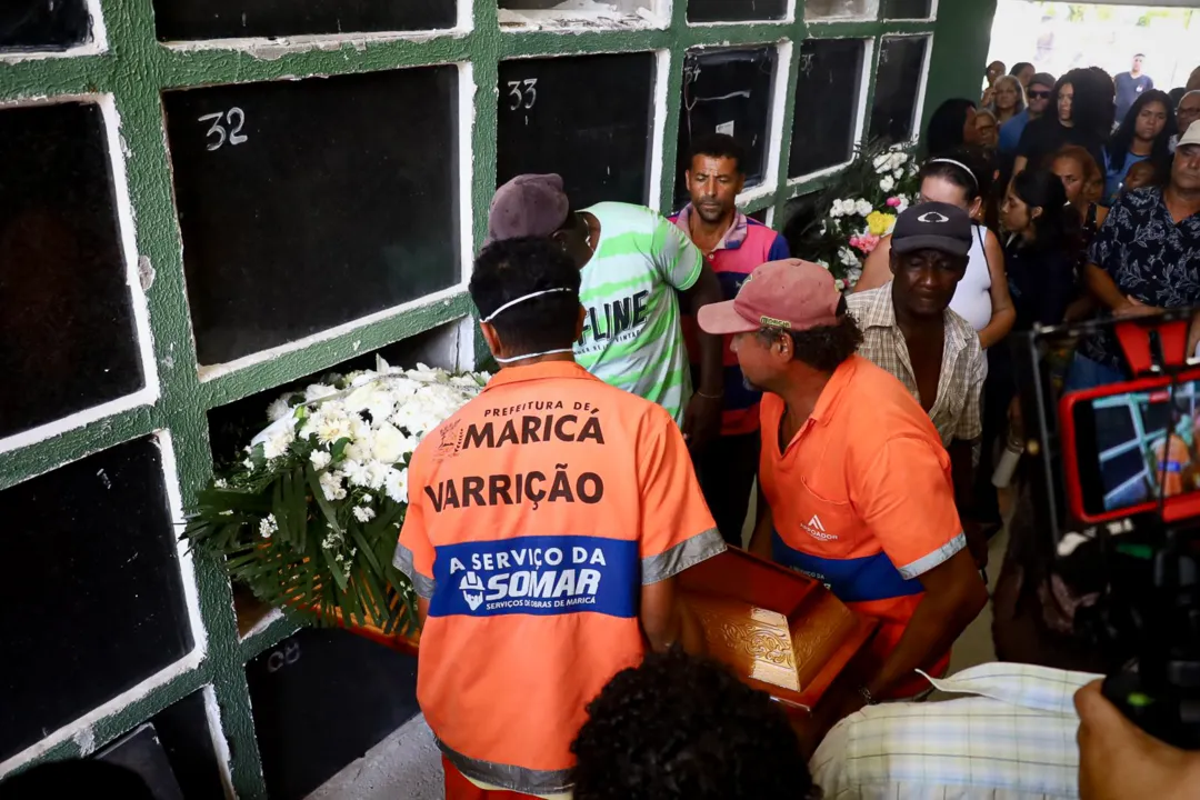 Enterro do menino Djalma, em Maricá