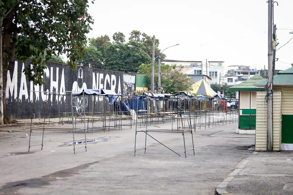 Ferro de barracas que ficam do lado de fora foram utilizados como armas pelos vândalos