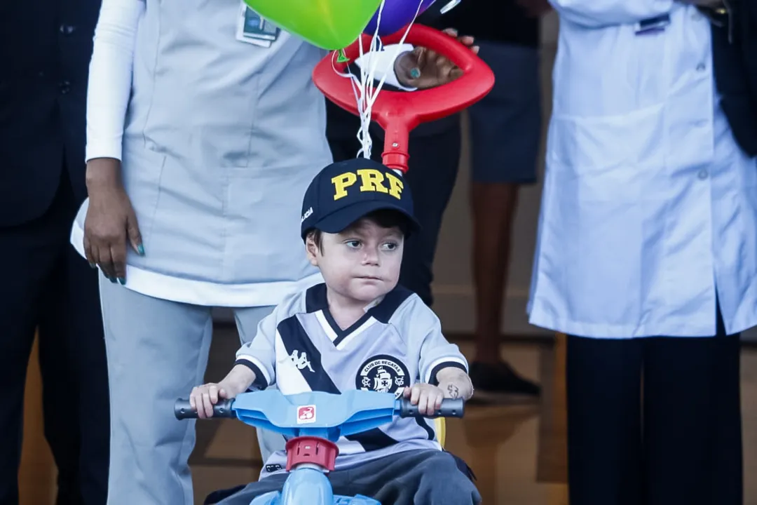 Pequeno Gui na saída do hospital