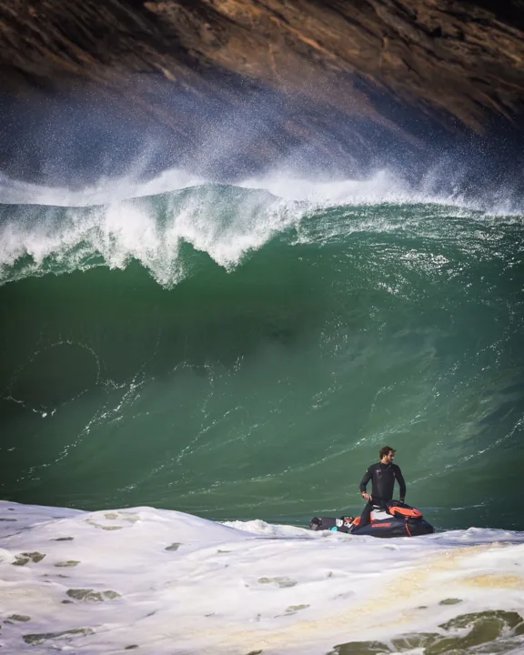 Surfistas impressionam em ondas de 4 metros no Itacoatiara Big Wave