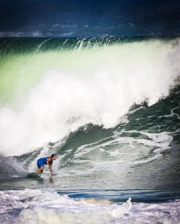 Surfistas impressionam em ondas de 4 metros no Itacoatiara Big Wave