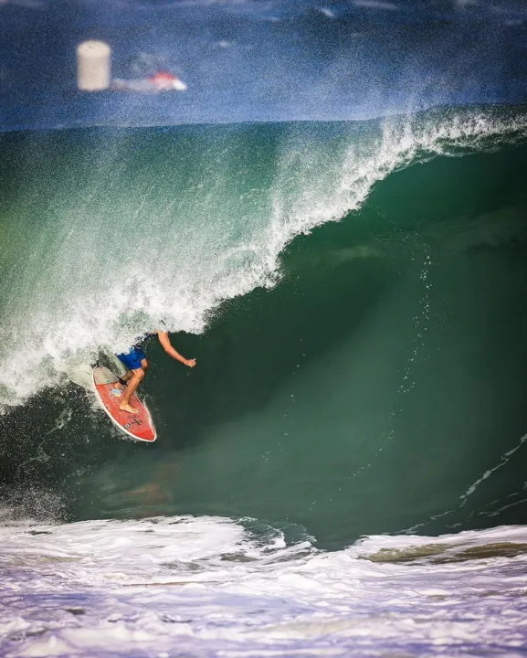 Surfistas impressionam em ondas de 4 metros no Itacoatiara Big Wave