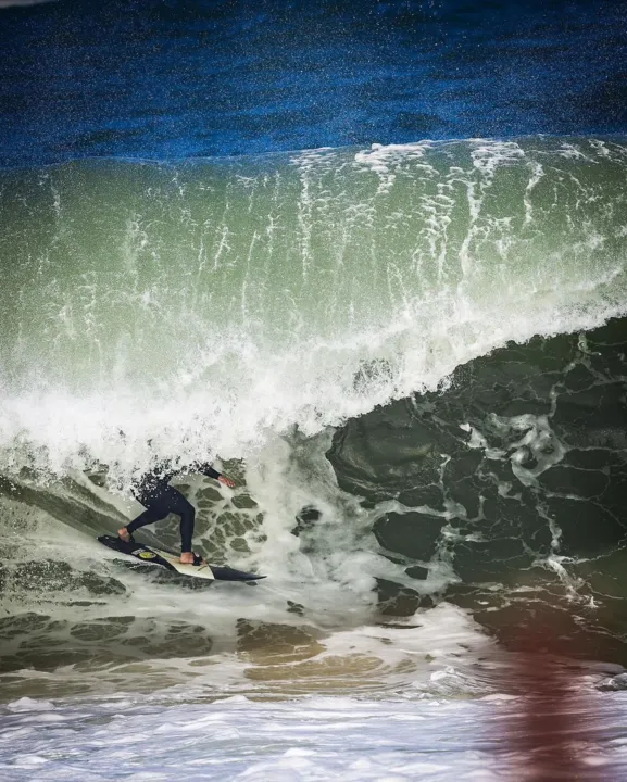 Surfistas impressionam em ondas de 4 metros no Itacoatiara Big Wave