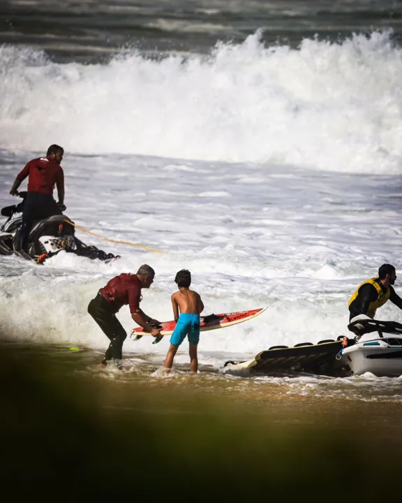 Surfistas impressionam em ondas de 4 metros no Itacoatiara Big Wave