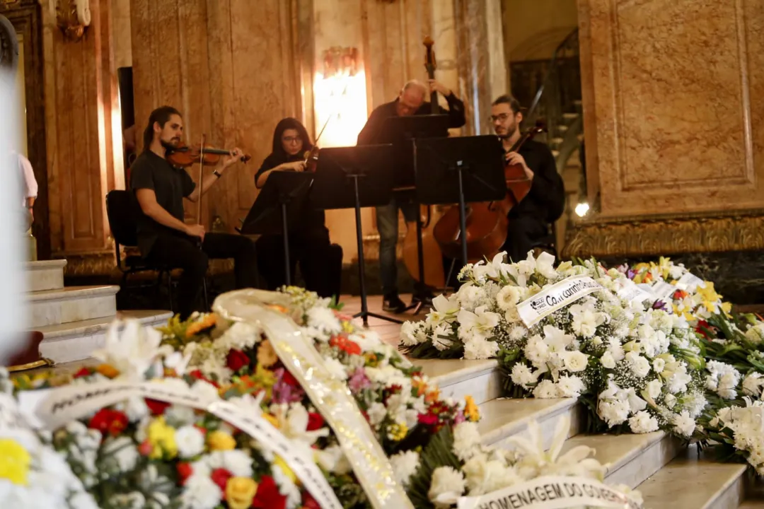 Artistas e políticos enviaram coroas de flores 