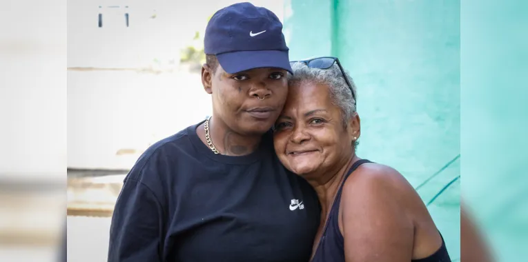 Zayre e sua mãe Aurélia Maria Nascimento dos Santos moram juntos hoje. Quem mora com eles também é o filho de Zayre de 8 anos 