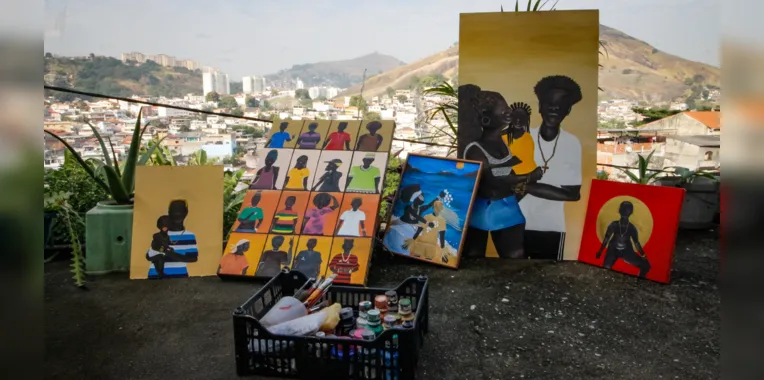 Zayre pinta sobre identidades da favela 