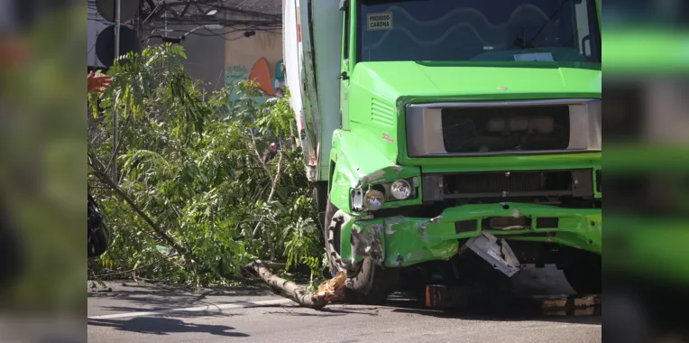 Caminhão perde freio e invade pista contrária na Alameda; vídeo