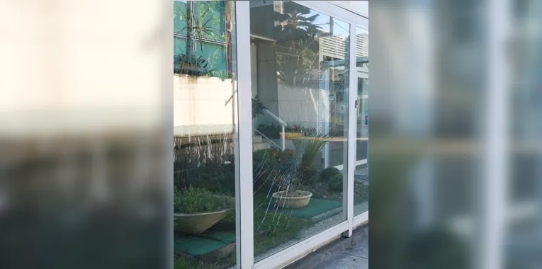 Fachada de vidro de prédio é quebrada por homem em Niterói; vídeo