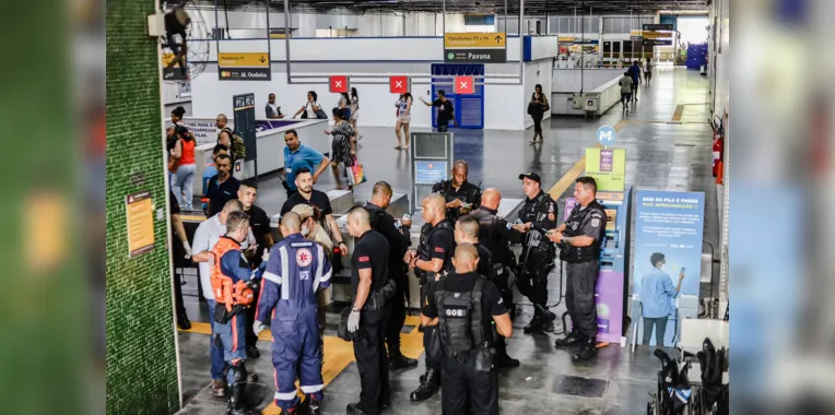 Samu e Bombeiros fazendo os primeiros socorros