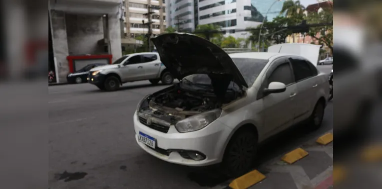 Carro pegou fogo na Amaral Peixoto, no Centro de Niterói