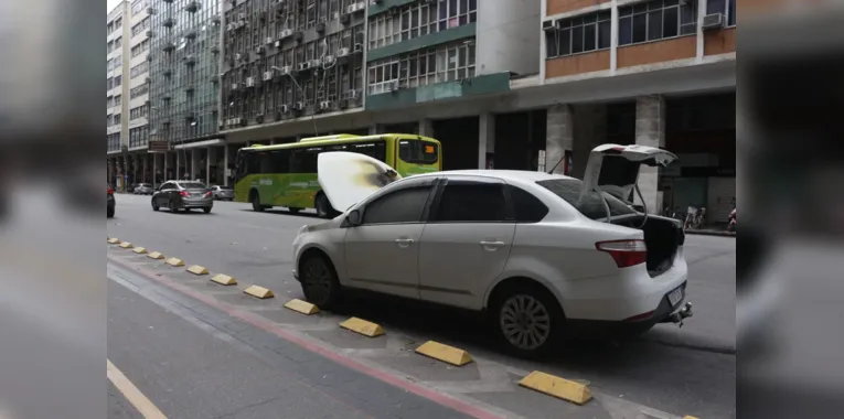 Carro pegou fogo na Amaral Peixoto, no Centro de Niterói
