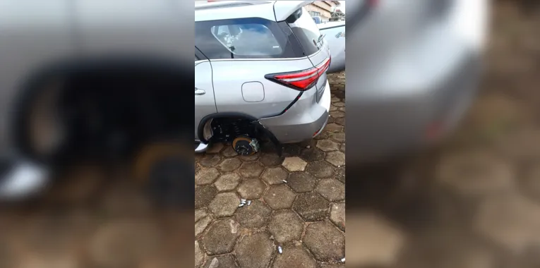 Carros com rodas furtadas