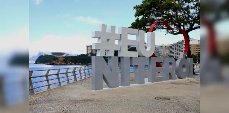 Letreiro 'Eu Amo Niterói' é inaugurado na orla de Icaraí