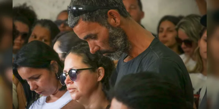 Dezenas de amigos e familiares compareceram ao sepultamento 
