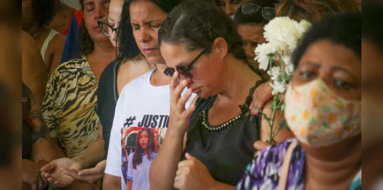 'Vamos à rua, vamos gritar', diz prima em enterro de Maria Eduarda