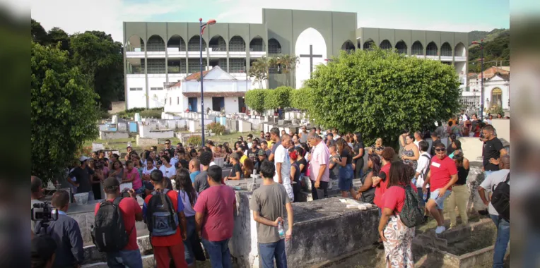 'Vamos à rua, vamos gritar', diz prima em enterro de Maria Eduarda