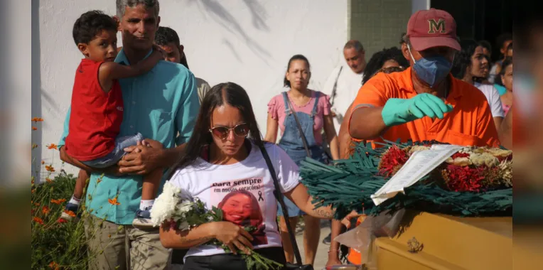 'Vamos à rua, vamos gritar', diz prima em enterro de Maria Eduarda