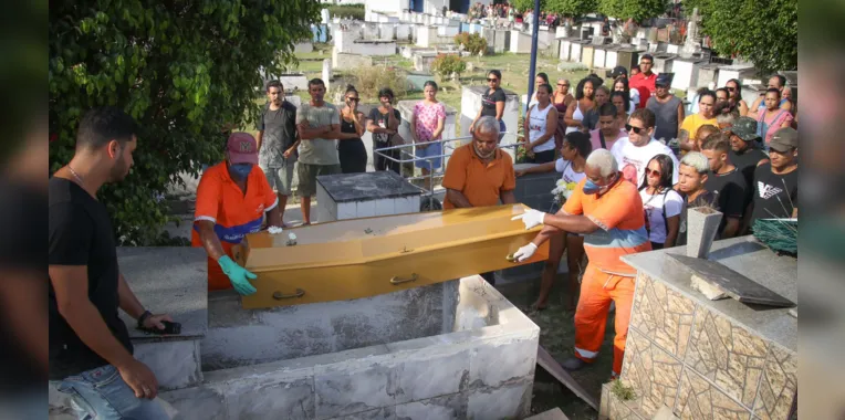 'Vamos à rua, vamos gritar', diz prima em enterro de Maria Eduarda