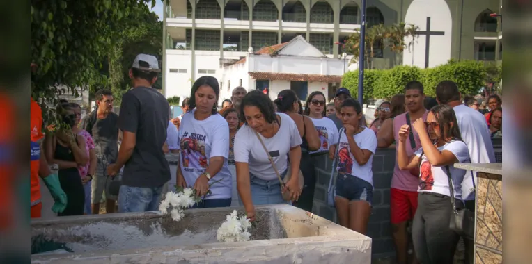 'Vamos à rua, vamos gritar', diz prima em enterro de Maria Eduarda