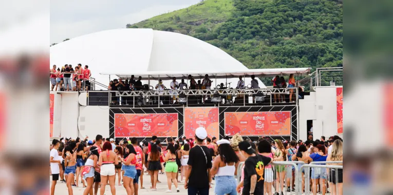 Foliões curtiram o domingo de pré-Carnaval em Niterói
