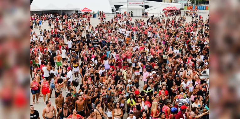 Foliões curtiram o domingo de pré-Carnaval em Niterói
