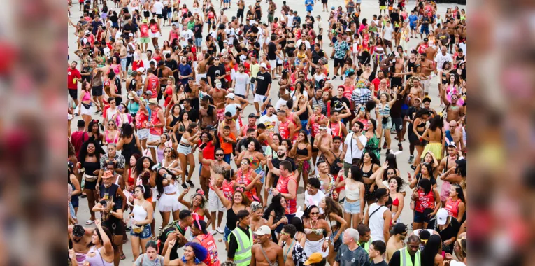 Foliões curtiram o domingo de pré-Carnaval em Niterói