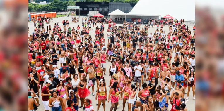Foliões curtiram o domingo de pré-Carnaval em Niterói