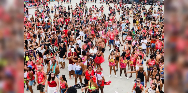 Foliões curtiram o domingo de pré-Carnaval em Niterói