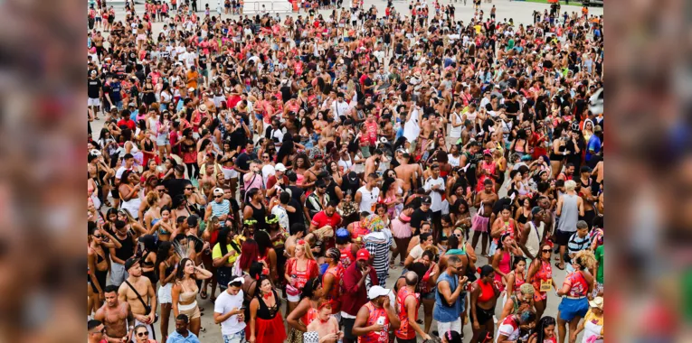 Foliões curtiram o domingo de pré-Carnaval em Niterói