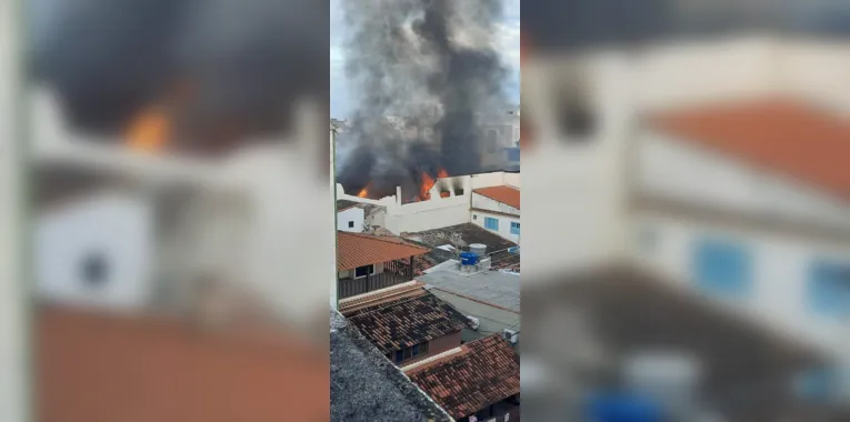 As chamas consumiram algumas casas ao redor do supermercado