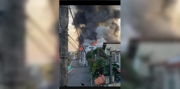 As chamas consumiram algumas casas ao redor do supermercado