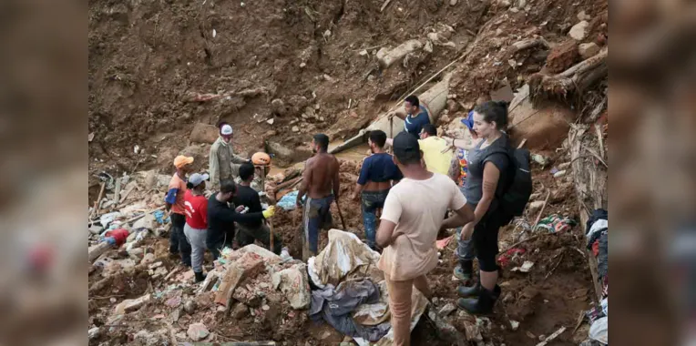 Na manhã seguinte, dia 16 de fevereiro de 2022, um grupo com dezenas de bombeiros saiu da capital para dar apoio às buscas de vítimas na cidade serrana.
