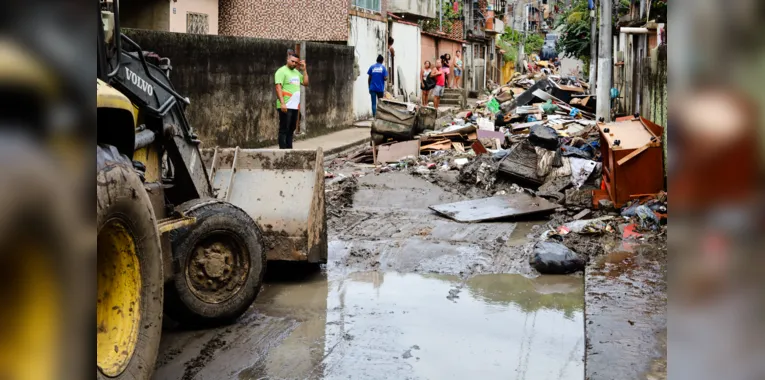 A rua segue com muita lama e muitos itens perdidos pelos moradores 