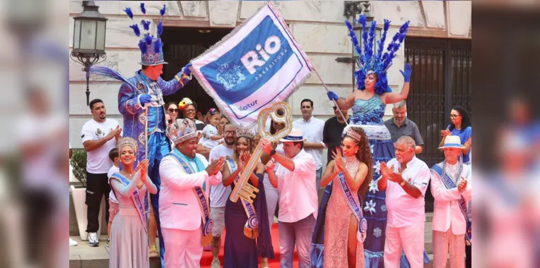 Folia aberta no Rio: prefeito entrega chave da cidade ao Rei Momo
