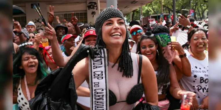 Emanuelle Araújo foi coroada a musa do bloco 