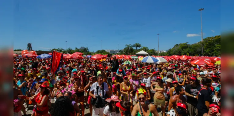 Milhares estiveram presente na folia, que acontece no Aterro do Flamengo