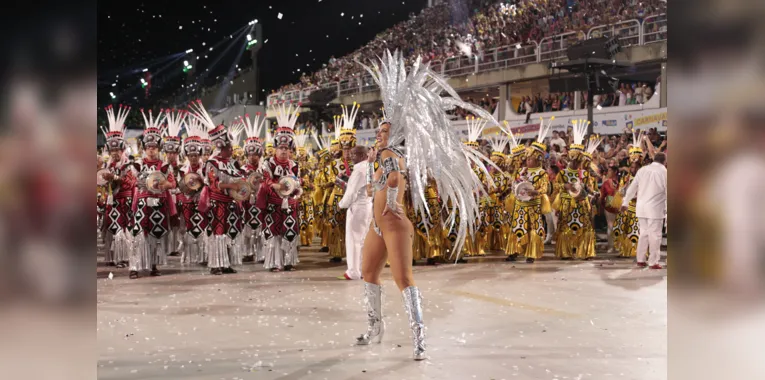 Paolla Oliveira brilhou como Rainha da Bateria da Grande Rio 