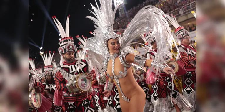 Paolla Oliveira brilhou como Rainha da Bateria da Grande Rio 