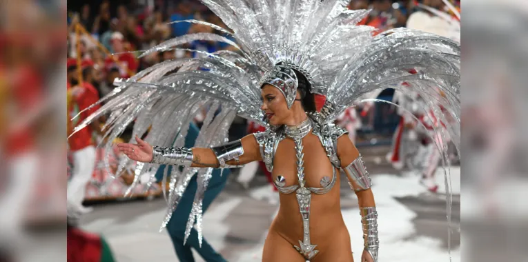 Paolla Oliveira brilhou como Rainha da Bateria da Grande Rio 