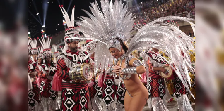 Paolla Oliveira brilhou como Rainha da Bateria da Grande Rio 