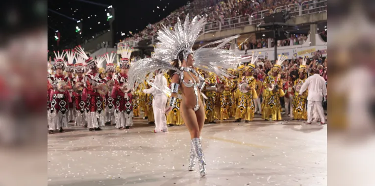 Paolla Oliveira brilhou como Rainha da Bateria da Grande Rio 
