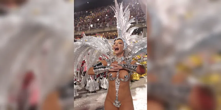 Paolla Oliveira brilhou como Rainha da Bateria da Grande Rio 