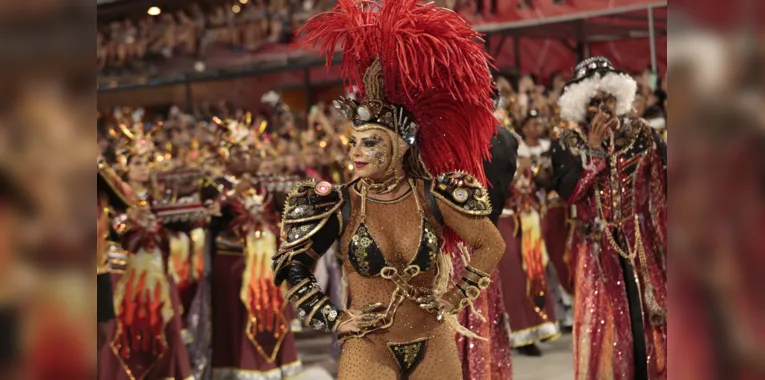 Viviane Araújo bombou como Rainha da Bateria do Salgueiro na Sapucaí nesta madrugada desta segunda-feira (20)